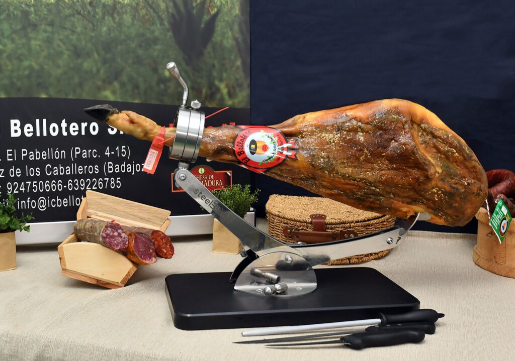 Jamón ibérico 75% raza ibérica vitola y brida roja denominación de origen Dehesa de Extremadura de Industrias Cárnicas el Bellotero.