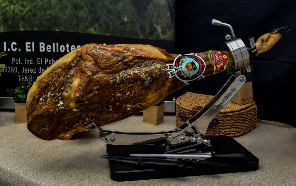 Jamón ibérico vitola y brida negra denominación de origen Dehesa de Extremadura de Industrias Cárnicas el Bellotero.