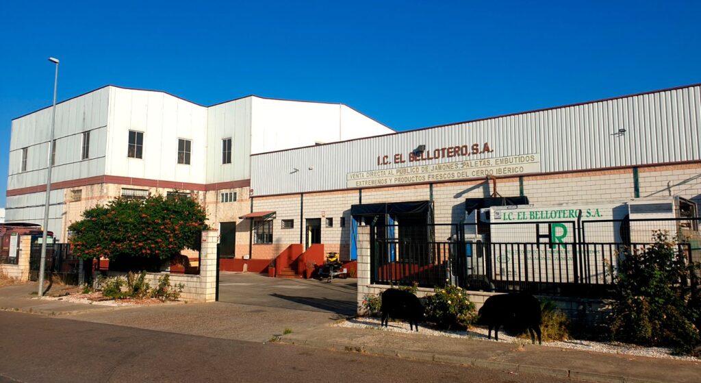Imagen de la fábrica de Industrias Cárnicas El Bellotero en Jerez de los Caballeros, Badajoz.