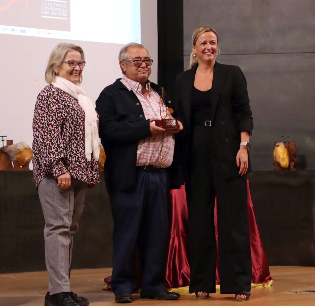 D. Anastasio Ramiro Calderón recibe el Jamón de Oro de la Presidenta de la Asamblea de Extremadura Dª. Blanca Martín Delgado