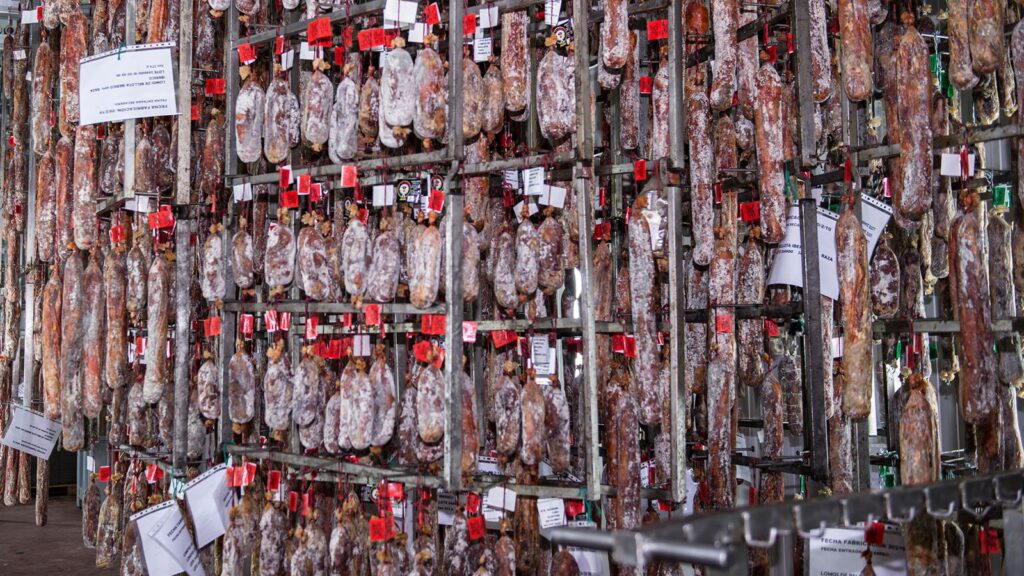 Sala de curación de los lomos y embutidos procedentes del cerdo ibérico, en las instalaciones de la fábrica de El Bellotero, en Jerez de los Caballeros.