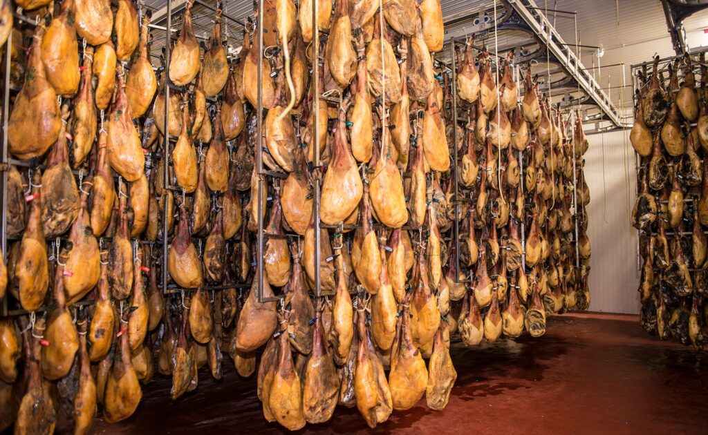 Sala de curación de los jamones y paletas con denominación de origen Dehesa de Extremadura, en las instalaciones de la fábrica de El Bellotero, en Jerez de los Caballeros.